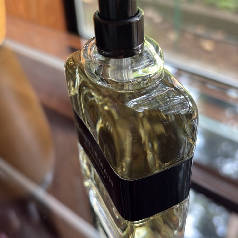 Givenchy Gentleman Eau de Toilette in Black and Clear - Picture 6 of 8